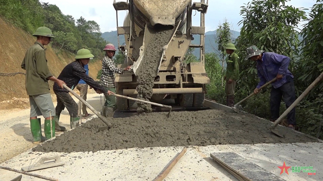 Người dân tham gia làm “tuyến đường 0 đồng” lên xã Sùng Đô (Văn Chấn, Yên Bái).